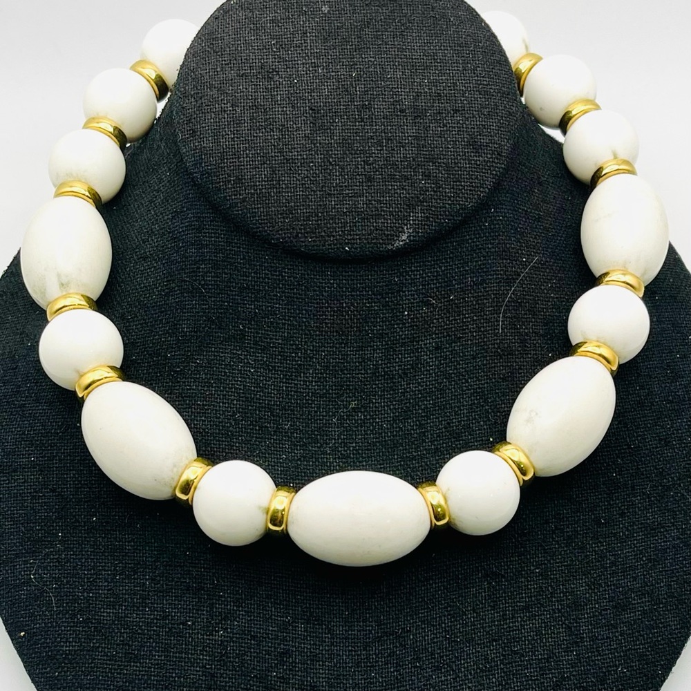 Chic Chunky Vintage Monet White and Gold Graduated Bead Necklace - Picture 8 of 14